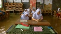 動画でみるインドネシア｢海面上昇｣の深刻 午後になるとベガシの小学校は水浸しに