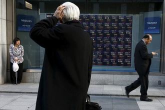 日経平均は4日ぶり反落､週末に向け波乱警戒