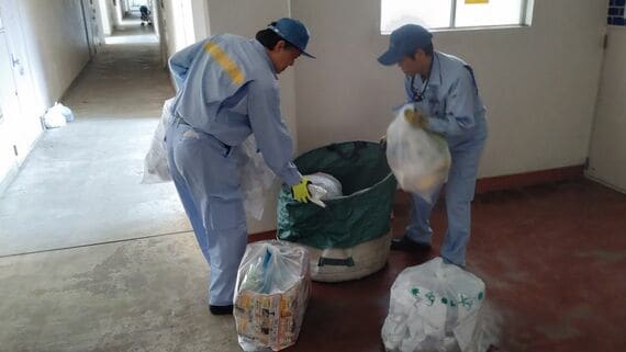 収集したごみをまとめる