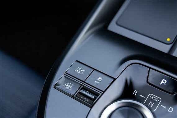 センターコンソール左側にはドライブモードのスイッチが配置される