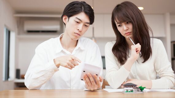 電卓を見ながら相談をする男性と女性