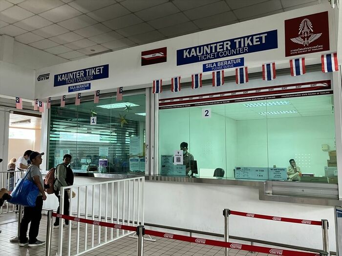 マレーシア側のパダン・ベサール駅には両国の