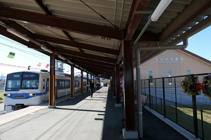 ふかや花園駅のホーム
