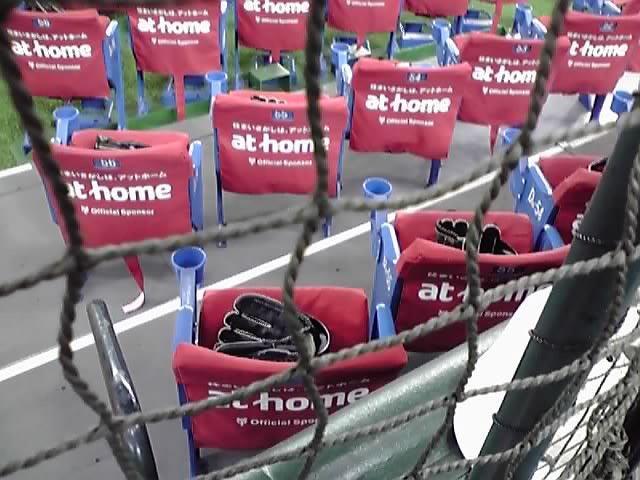 フィールド席はグローブ付き。カップホルダーも左