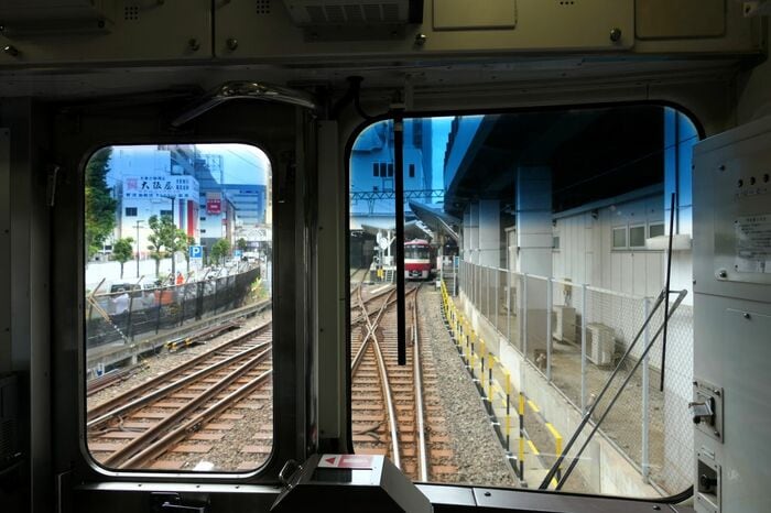 連絡線を走り高架の本線へ向かう