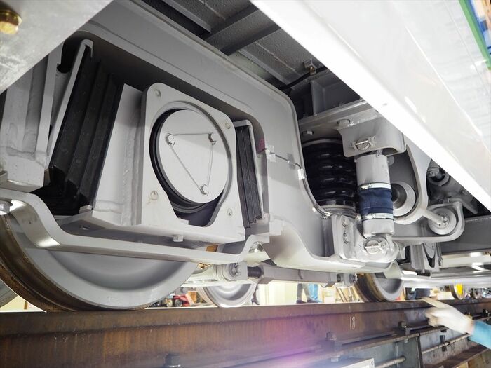 中間車の車輪径はやや小さく610mmだ