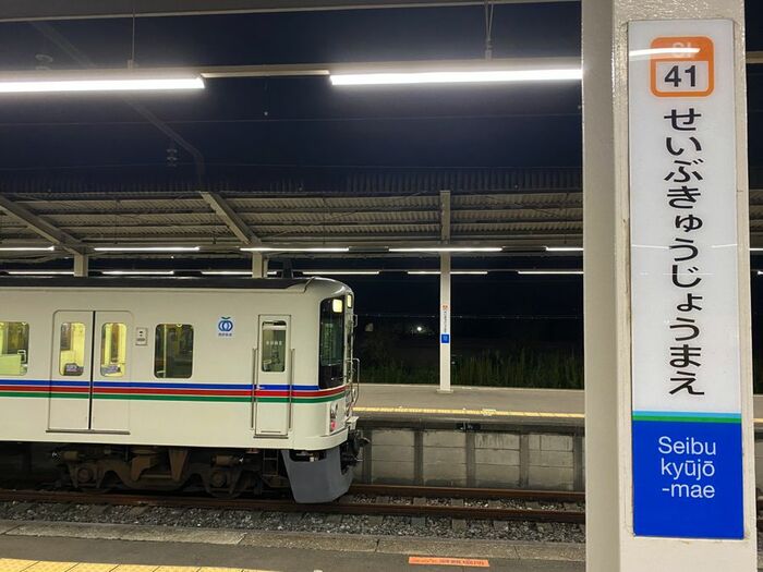 西武球場前に入線した「奥武蔵51号」
