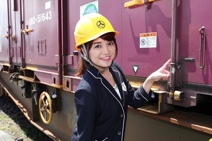 久野アナが指しているのがコンテナのIDタグだ