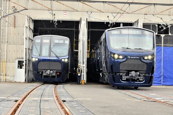 相鉄12000系（右）と20000系（左）