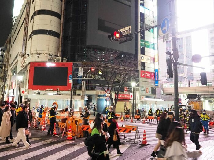 0時を過ぎても人通りの絶えない渋谷駅前