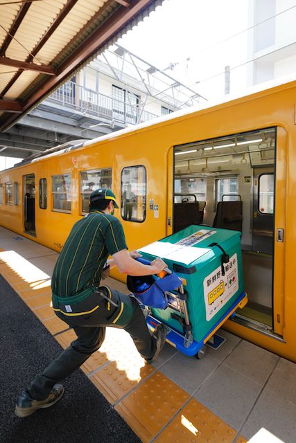 列車の最後尾に積み込む 台車の取り回しはさすがの手つきだ