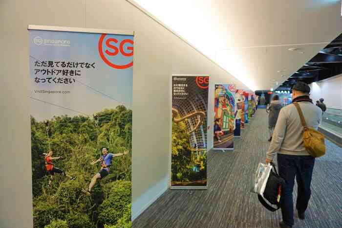 空港内の通路にシンガポールのポスターを並べた