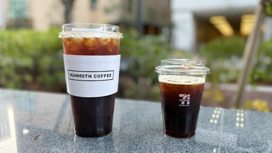 マンモスコーヒーのアメリカーノLサイズ（400円）とセブン-イレブンのアイスコーヒーLサイズ（195円、写真：編集部撮影）