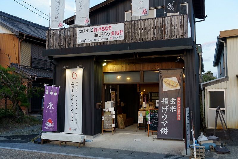 「車久米穀店」外観。店は多度大社の目の前（筆者撮影）