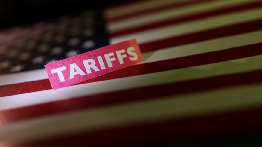 米国国旗と「TARIFFS」の文字