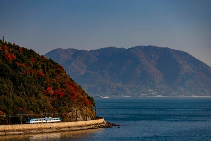 瀬戸内の島々を見ながらゆく呉線。写真は「etSETOra」の前身観光列車「瀬戸内マリンビュー」（撮影：鼠入昌史）