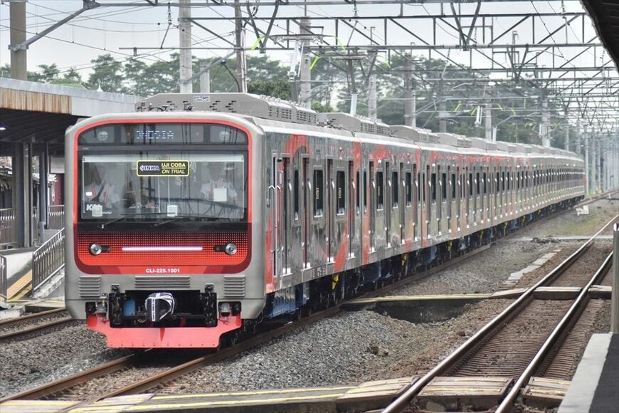 設計最高速度の時速120kmで走行するインドネシア国産電車CLI-225型（筆者撮影）