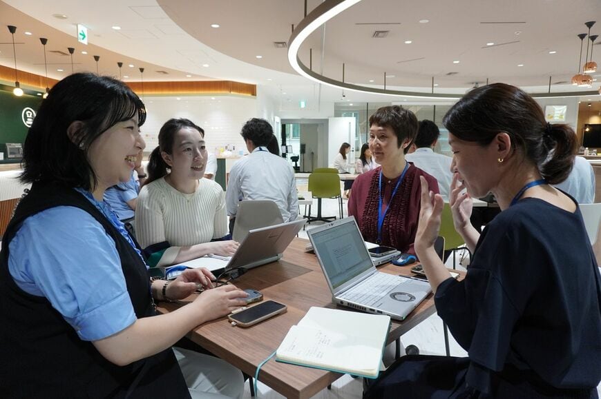 「大学ぶりに『思考の整理学』を読みました」などの会話から、自然とそれぞれの仕事の話へと会話が広がる様子が印象的だった（筆者撮影）