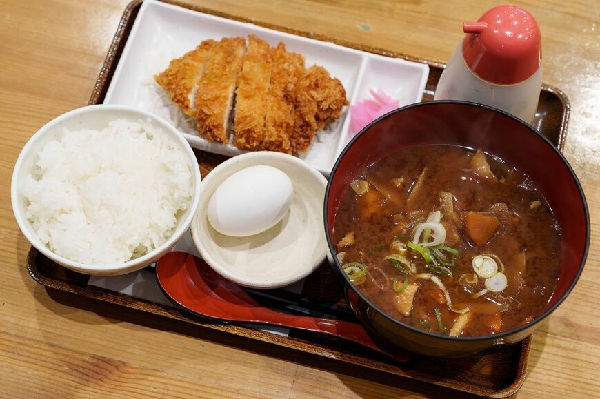 食べごたえ十分の「鶏汁定食」900円（筆者撮影）