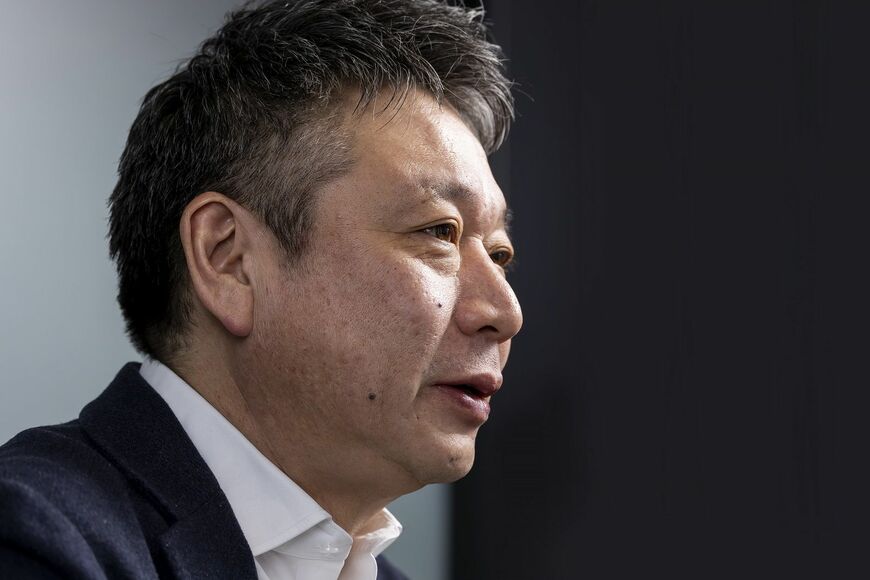 新井仁（あらい・じん）／1970年生まれ。印刷会社、広告会社を経て、2005年福岡ソフトバンクホークスマーケティング（現：福岡ソフトバンクホークス）に入社。宣伝、広報、マーケティング、法人営業の責任者を務めたのち、パシフィックリーグマーケティング株式会社に出向。2024年3月に代表取締役CEOに就任（写真：今井康一）