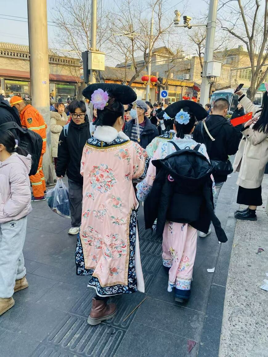 街中で伝統服を着る中国の若者（写真：筆者撮影）