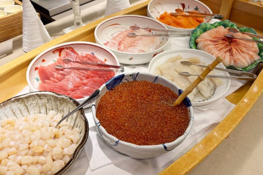 大鉢に入ったいくらを、好きなだけ丼に乗せて食べれば至福の味わい（筆者撮影） 
