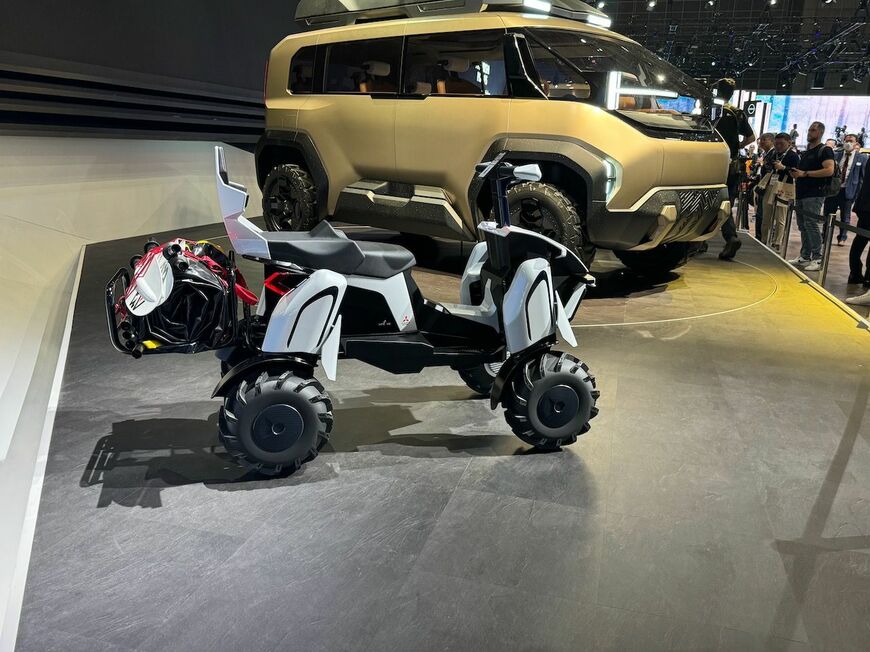 次期デリカを示唆していそうな「MITSUBISHI D:X Concept」と、LIFEHUBとの協業による「Last 1 mile Mobility」（筆者撮影）