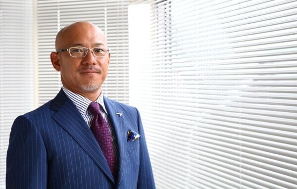 山川 博功（やまかわ ひろのり）／ビィ・フォアード代表取締役社長。ワイズ山川代表取締役。1971年福岡県出身。1993年明治大学文学部卒業後、東京日産自動車販売入社。1996年に退社し、転職を繰り返した後、1997年中古自動車買取業のカーワイズ入社。1999年にグループ内で独立し、ワイズ山川を設立。2002年より中古自動車輸出を開始、2004年に中古自動車輸出部門を分社化、ビィ・フォアードを設立。著書に『グーグルを驚愕させた日本人の知らないニッポン企業』(講談社プラスアルファ新書)がある。