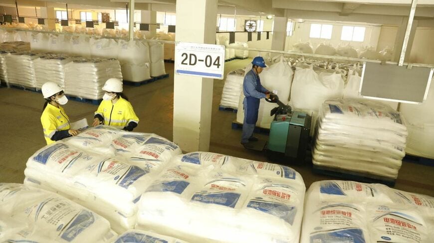 中国では炭酸リチウムの供給過剰が続き、市場価格の下落に歯止めがかからない。写真は中国のリチウム大手、天斉鋰業の倉庫で出荷を待つ炭酸リチウム（同社ウェブサイトより）