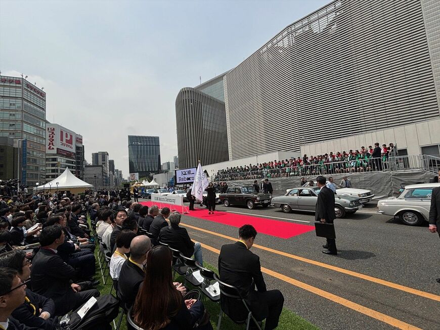 セレモニーでは、1960年代から1990年代にかけての国産名車がパレードを行った（筆者撮影）