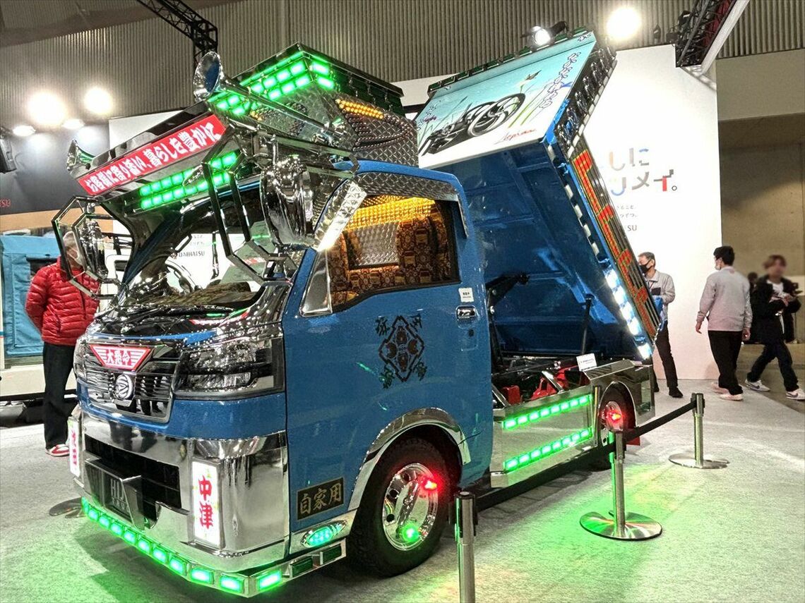 車両に書かれた文字や絵柄にはそれぞれにメッセージが込められている（筆者撮影）