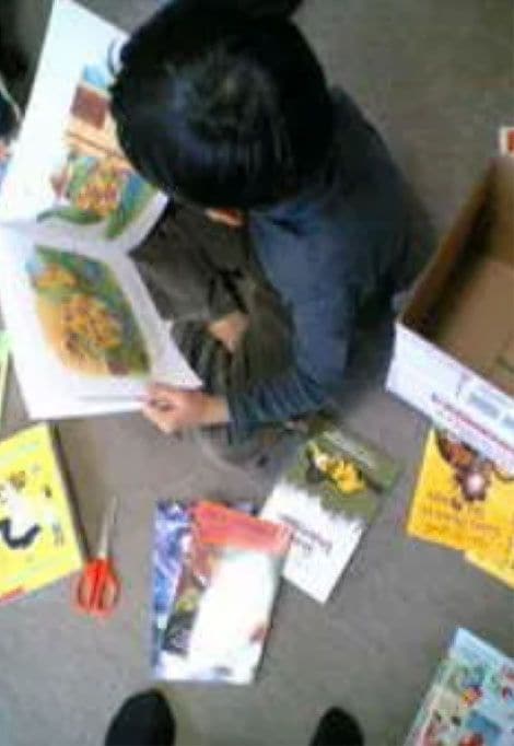 幼稚園の頃のキリくん。床には絵本が散らばっている