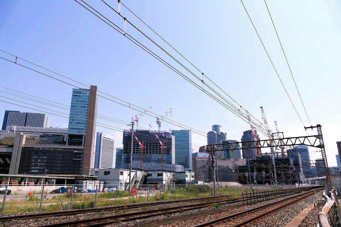 大阪駅に隣接して中央郵便局跡地の工事も進む（記者撮影）