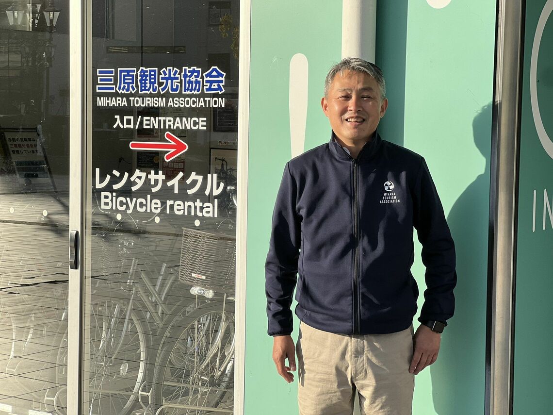 平井寿氏は現在、移住先の三原観光協会に勤務する（写真：おてつたび）