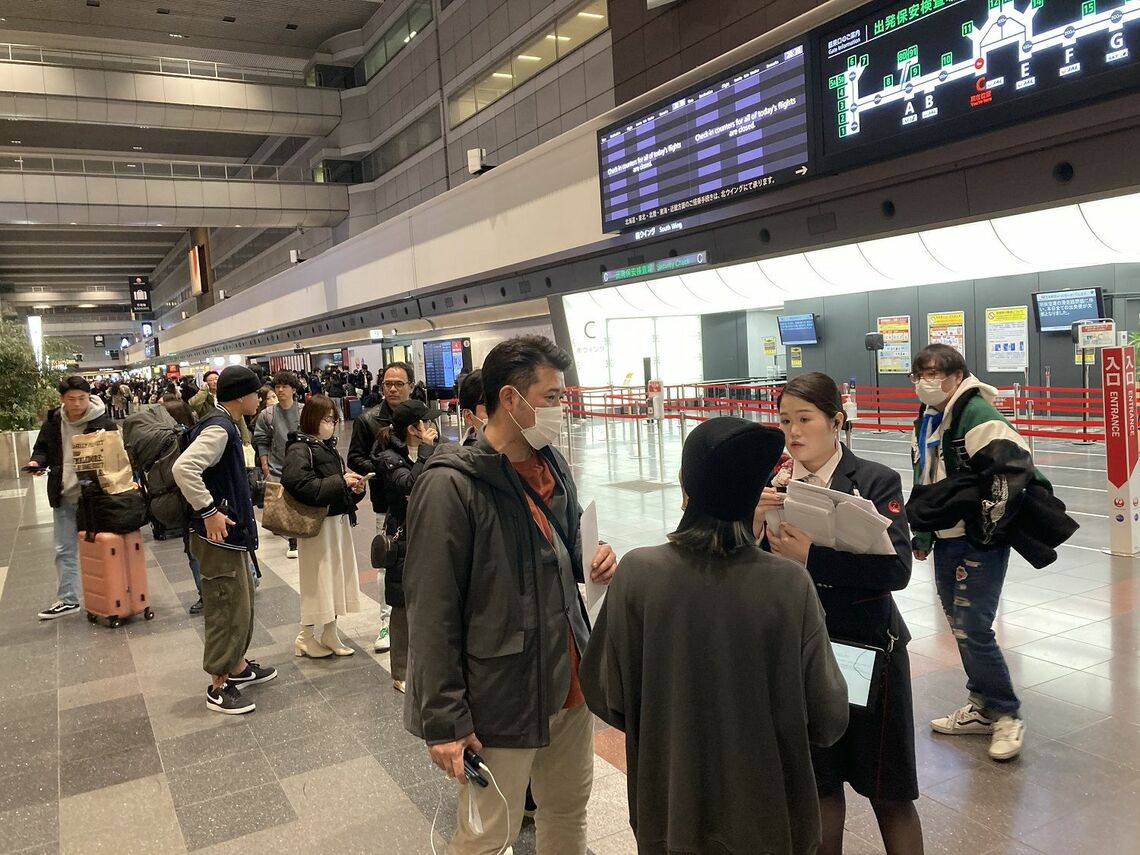 全滑走路が一時閉鎖され混乱する羽田第一ターミナル（記者撮影）