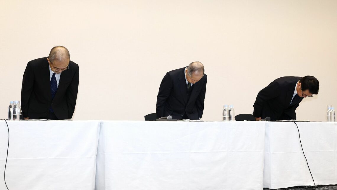12月19日の記者会見で頭を下げるENEOSホールディングス社外取締役の西岡清一郎監査等委員(中央)ら。斉藤猛社長をはじめ、不祥事を起こした取締役は会見の場に現れなかった(撮影:尾形文繁)