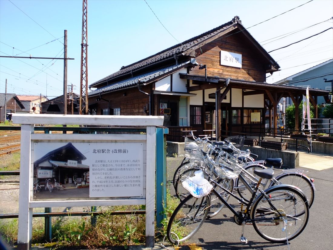 北府駅の駅舎と旧駅舎の説明板（撮影：南正時）