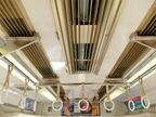 空調の吹き出し口は金色の仕上げだ