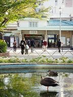 池のある駅前広場とときわ台駅舎