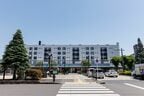 竹ノ塚駅東口、ロータリーの向いには団地と