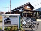 北府駅の駅舎と旧駅舎の説明板