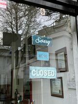 飲食店閉店のお知らせ。ロンドンでは多くの飲食店が閉店している（撮影筆者）