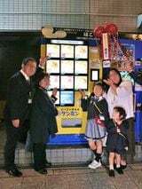 2022年、ケンミンは、横浜、静岡、神戸、篠山、福岡の全国5カ所で展開している冷凍ビーフン自動販売機をめぐるスタンプラリーのキャンペーンを実施。9人が達成し、「あなたの好みのラインナップで自動販売機を作って1週間売ります」という権利を獲得した（写真提供：ケンミン）