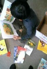 幼稚園の頃のキリくん。床には絵本が散らばっている