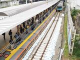 ホーム拡幅前の京浜東北線大井町駅。ホームドアが一部撤去され、線路も移設に備えている（記者撮影）