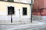 ケーブルカーが激突のビルはガラスなどが割れたまま（筆者撮影）