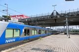 車体側面には「NANKAI」の文字。いぶきの大橋をくぐって次の光明池駅へ（記者撮影）