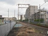 敷地に余裕がある新金線。高架化せずに複線化するなら工事費を相当抑えられるはずだが……（編集部撮影）
