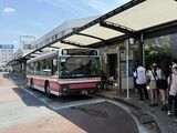 あざみ野駅発、新百合ヶ丘駅行きの小田急バス。生活路線であり、全線を乗り通す需要は少なそうだ（筆者撮影）
