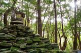 天童法師の墓といわれている石積みの塔。母が日の光を浴びて妊娠したという「日光感精型」神話が伝わる
